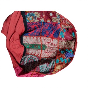 ปลอกหมอนอิงปักลายโบฮีเมียน Shree Radha Govind สีแดง ขนาด 18 นิ้ว สำหรับตกแต่ง ใช้ได้ทั้งชายและหญิง - Product Image 2