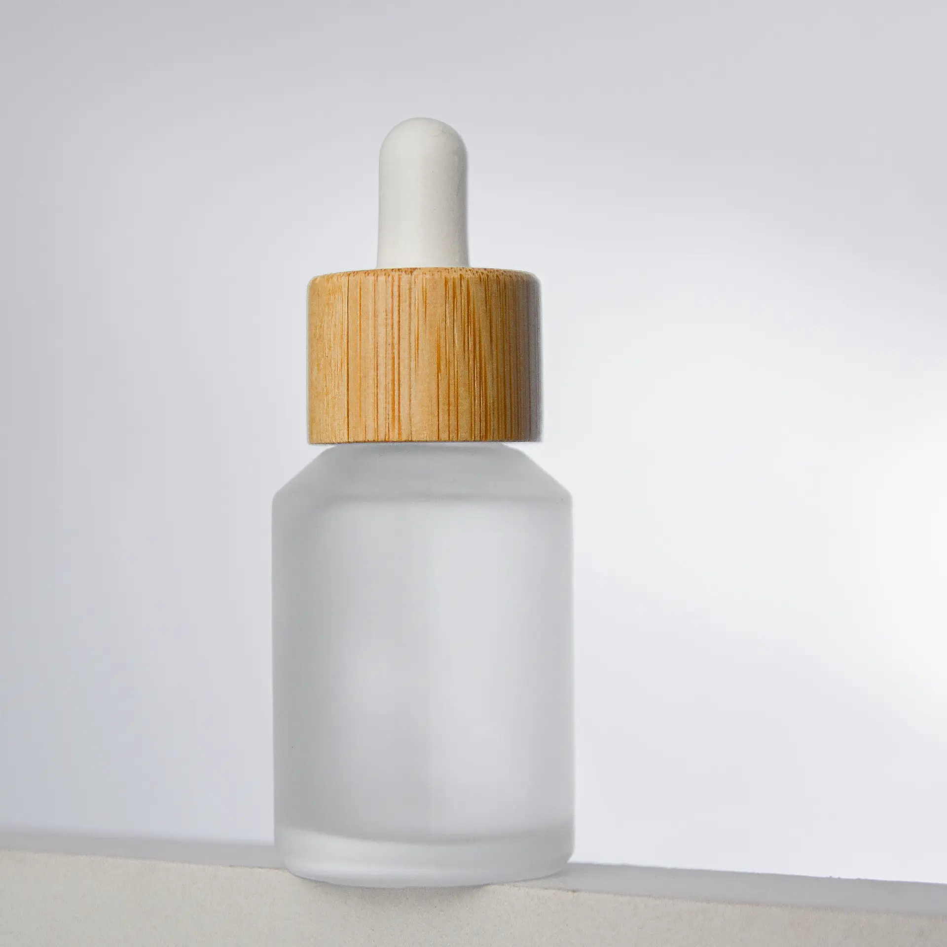 Bottiglia di erogazione di essenza a bocca alta inclinato a spalla contagocce bottiglia di legno di bambù cerchio di vetro contagocce olio essenziale