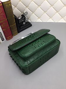 Sac à main vintage de luxe en crocodile pour femme - Magnifique sac fourre-tout en cuir verni vert avec bandoulière chaîne, sac de soirée rétro - Product Image 1