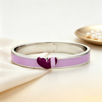 Bracelet en métal émaillé en acier inoxydable avec fermoir articulé en forme de cœur, moderne, pour femme, usage quotidien, hypoallergénique, résistant à la décoloration, couleur personnalisable