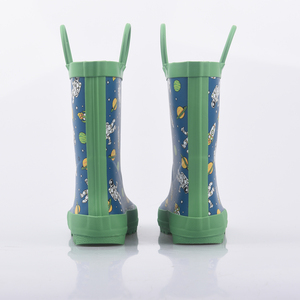 Bottes de pluie imperméables pour enfants avec une coloration bleu-vert, ornées d'imprimés d'astronautes et dotées d'un anse de transport - Product Image 4