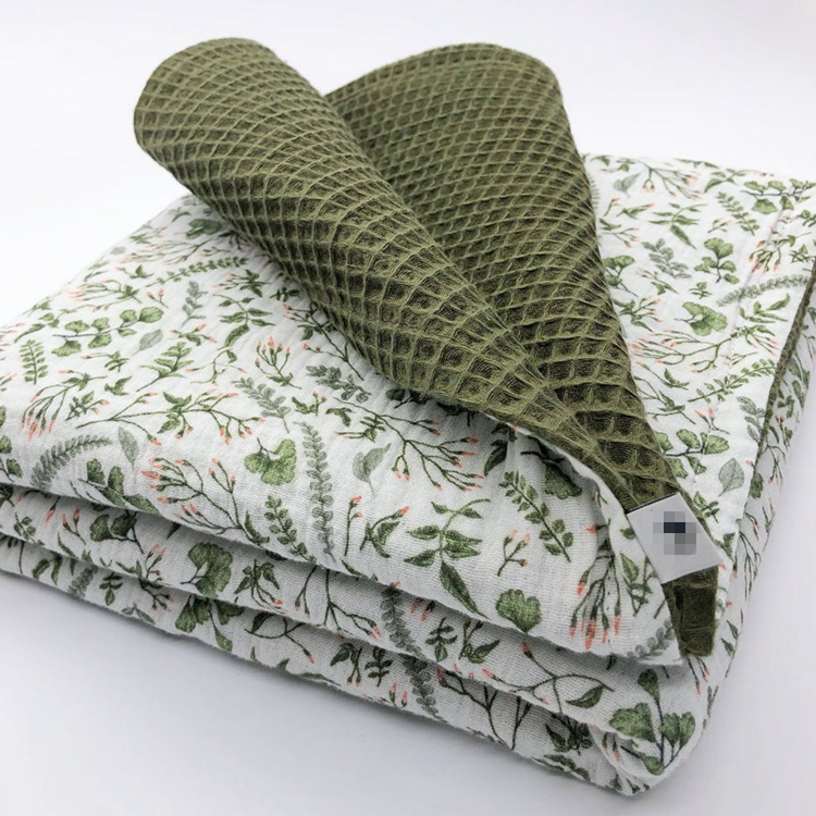 Старое зеленое вафельное одеяло с двойной марлей из муслина с цветочным дизайном для ребенка