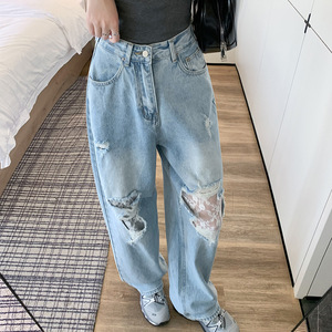 กางเกงยีนส์ผ้าฝ้ายเดนิมสีอ่อนระบายอากาศดี แต่งผ้าลูกไม้ ขาดๆ แบบปะติดปะต่อ ทรงหลวม ใส่สบาย แมทช์ได้กับทุกชุด ขากว้าง ไซส์ใหญ่ สำหรับผู้หญิง รุ่นใหม่ประจำฤดูร้อนปี 2025 - Product Image 1