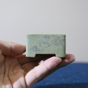 Maceta Cuadrada Miniatura de Arcilla Morada Yixing Hecha a Mano, Estilo Antiguo, Diseñada por Zhang Kelei - Product Image 2