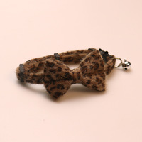 Collier élégant pour chien et chat en peluche polyester imprimé léopard avec nœud papillon, clochette intégrée, réglable, écologique, pour la promenade et les fêtes