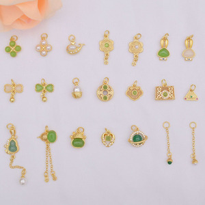 JS1688 mini breloques <span class=keywords><strong>porte</strong></span>-<span class=keywords><strong>bonheur</strong></span> en laiton plaqué or mat sans ternissement perle pavée chat dauphin fleur pour la fabrication de bijoux - Product Image 1