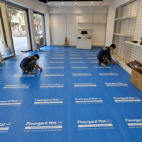 Film de protection temporaire auto-adhésif pour sols et tapis, idéal pour la peinture et les travaux de rénovation.