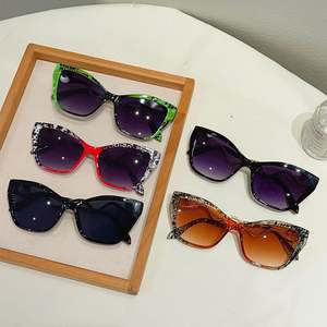 Lunettes de soleil œil-de-chat vintage 2025 pour femme, monture large, protection UV400, verres dégradés, branches en alliage motif serpent, avec logo personnalisé - Product Image 3