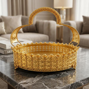 Plateau de service ovale en métal doré avec poignée, motif végétal gravé, vaisselle décorative artisanale glamour - Product Image 1