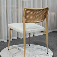 Toptan Doğrudan Fabrikadan Rattan Sırtlı Ahşap Yemek Sandalyesi Krem Bukle Minderli İskandinav Modern Ev Bistro Konaklama Oturma Grubu