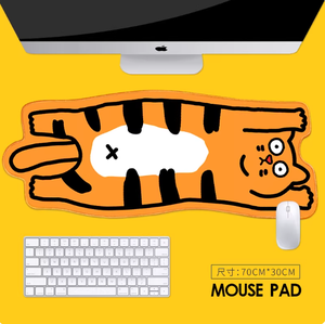 Tapis de souris gaming étendu en forme irrégulière de chat tigré orange couché, avec base en caoutchouc antidérapante, pour la décoration de bureau et l'aménagement de la zone de jeu - Product Image 1