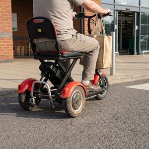 Trottinette électrique pliable légère à trois roues avec pneus antidérapants pour les courses au supermarché - Product Image 3