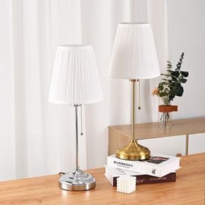 Chambre à coucher dorée moderne à côté de la chaîne de lecture Abat-jour en tissu Rétro Lampadaires de table Luminaires - Product Image 1