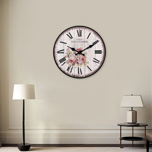 Horloge murale ronde vintage florale personnalisable « Maison Belle Jardinier » - Design rustique en bois pour la décoration de la maison, salon, chambre à coucher - Product Image 2