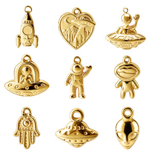 Colgante de oro de acero inoxidable con diseño de astronauta alienígena y OVNI, dije de joyería espacial DIY para Halloween - Product Image 1