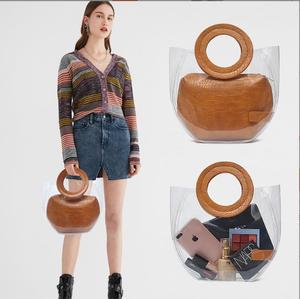 Bolso Tote de Cuero con Asa Redonda, Inserto de Piel Marrón, Diseño de Vaca Grabado a Mano, Cierre de Cremallera - Bolso de Playa de Verano - Product Image 1