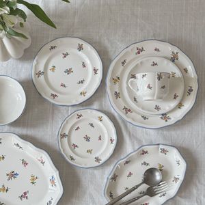Service de vaisselle <span class=keywords><strong>en</strong></span> céramique de style campagnard français vintage, compatible micro-ondes, comprenant assiettes, bols, tasses à café, soucoupes et plat ovale profond - Product Image 3