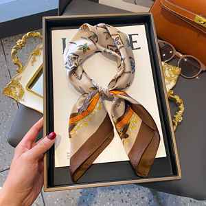 Pañuelo Cuadrado Pequeño de Moda para Mujer, Diseño Retro a Cuadros de Poliéster, con Cinta Artística y Estilo Sofisticado - Product Image 2