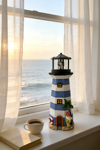 Blau-weiß gestreifter Leuchtturm mit Gnom- und Palmen-Dekor - Product Image 2