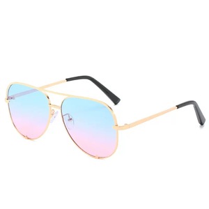 Occhiali da Sole Rosa Pilot Quay, Occhiali da Sole Oversize alla Moda per Donna, Tendenza 2025 - Product Image 6