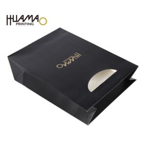 Sac en papier noir mat de luxe avec logo personnalisé en feuille d'or et poignée découpée pour cadeaux, vêtements, cosmétiques et emballages de parfums - Product Image 3