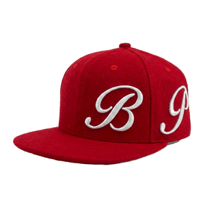 Casquette snapback rouge à 6 panneaux avec lettre B et P brodée verte sur le panneau avant, unisexe, style décontracté - Product Image 4