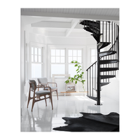 Escalier en colimaçon de luxe avec marches en marbre, balustrade en verre cristal, main courante finition or, fabrication sur mesure