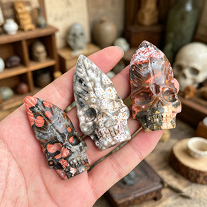 Figurines sculptées à la main en jaspe océanique naturel en forme de tête de mort et de pointe de flèche, pierres de guérison pour le Reiki, décoration intérieure et cadeaux (vente en gros) - Product Image 3