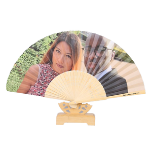 Éventail en bambou sculpté personnalisé avec photo des mariés, respectueux de l'environnement, pour la fête de mariage - Product Image 1