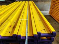 Viga de construcción H20 Viga con extremos de plástico Pintura impermeabilizante amarilla Brida de abeto PINO Web de madera contrachapada