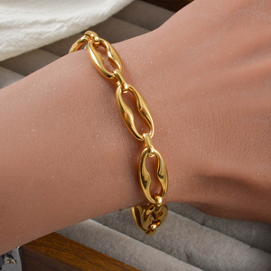 Bracelet unisexe en acier inoxydable plaqué or 18 carats, maillons cubains ovales lisses et géométriques, finition miroir brillante, durable et tendance - Product Image 2