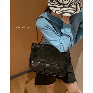 Sac fourre-tout grande capacité pour femme avec chaîne losange, en cuir PU et doublure polyester, idéal pour les trajets quotidiens, vente en gros - Product Image 3