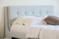Base de Cama Contemporánea Tapizada en Gris Claro con Almacenamiento, Tamaño Queen, 4 Cajones Debajo de la Plataforma, para Villa