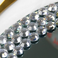 Assiette de fond en verre miroir moderne luxueux de 13 pouces avec plaque de chargeur de strass diamant pour la décoration de Table de fête de mariage