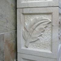 Sculpture murale en pierre de Bali beige naturelle, motif floral en relief, design moderne, faite à la main, avec service d'installation