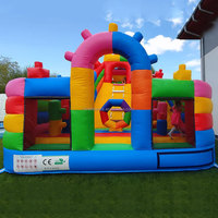 Château gonflable Fiveflowers coloré en forme de blocs de construction avec toboggan pour fêtes en extérieur