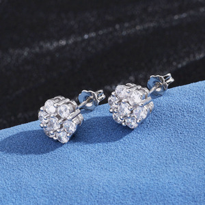 Boucles d'oreilles florales exclusives en argent S925 plaqué or 18 carats, serties de moissanite GRA, motif pétale de fleur, style streetwear urbain - Product Image 1