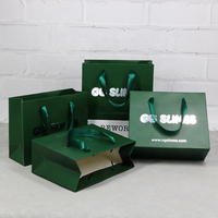 Sacs cadeaux en papier de luxe vert de qualité supérieure avec poignée en ruban et logo imprimé à chaud argenté