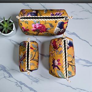 Ensemble de 3 trousses de maquillage matelassées en coton bleu fleuri faites à la main, organiseur de voyage pour cosmétiques - Product Image 4