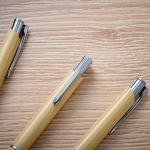 Stylos à bille en bambou personnalisés avec logo publicitaire pour les événements promotionnels et les salons professionnels - Product Image 4