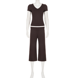 Conjunto Casual de Dos Piezas para Mujer: Top Deportivo con Cuello en V y Pantalones Capri de Cintura Alta con Corte Acampanado - Product Image 6