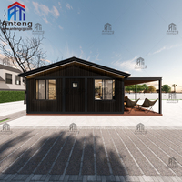 Maison Modulaire Préfabriquée en Acier Léger avec Panneaux Verticaux Foncés – Cabane Préfabriquée pour Complexes Hôteliers, Gîtes et Villas