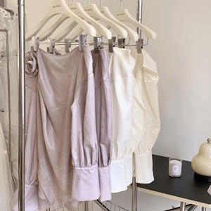 Blusa de Mujer Nat Plus con Estampado Floral de Personajes Dulces, Asimétrica, de Manga Larga, Color Blanco Rosado, Poliéster, Secado Rápido y Transpirable - Product Image 3