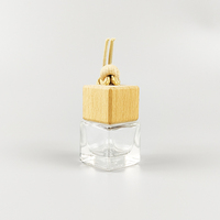 Bouteille de parfum désodorisant de voiture vide d'usine de 8ml en verre carré OEM Bouteille diffuseur de parfum de voiture avec couvercle en bois et décoration de cravate pour voiture