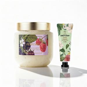 Exfoliante Corporal Perfumado Plu con Aroma a Bayas Botánicas 500g con Jabón Fleur 30g Cuidado Diario de la Piel para Todo Tipo de Piel - Product Image 1