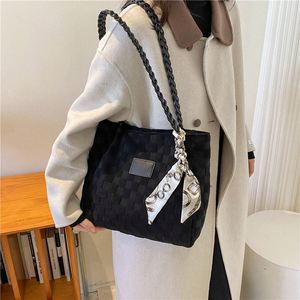 Women's Large-Capacity <b>Nylon</b> <b>Tote</b> <b>Bag</b> Waterproof Fashion Texture Casual Style Shopping Shoulder <b>Bag</b> <b>with</b> <b>Zipper</b> Closure - Product Image 3