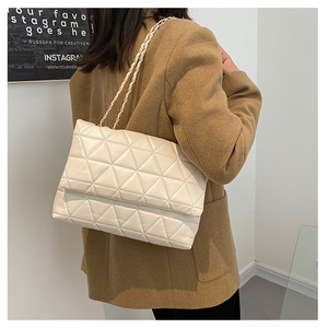 Sacs à bandoulière pour femmes 2026 à faible MOQ, vente chaude, <span class=keywords><strong>pas</strong></span> chers, avec logo personnalisé, fabricant, sacs à main <span class=keywords><strong>en</strong></span> <span class=keywords><strong>gros</strong></span> avec chaînes - Product Image 4