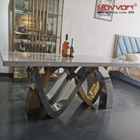 Ensemble de table à manger moderne et luxueux en marbre avec base en or noir et acier inoxydable pour ferme, hôtel ou entrée.