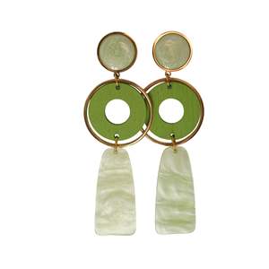 Boucles d'oreilles pendantes tendance en acier inoxydable 316L plaqué or PVD, design pendentif cercle vert durable et résistant - Product Image 1
