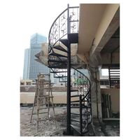 Escalier en colimaçon en bois massif rotatif en métal personnalisé pour l'intérieur